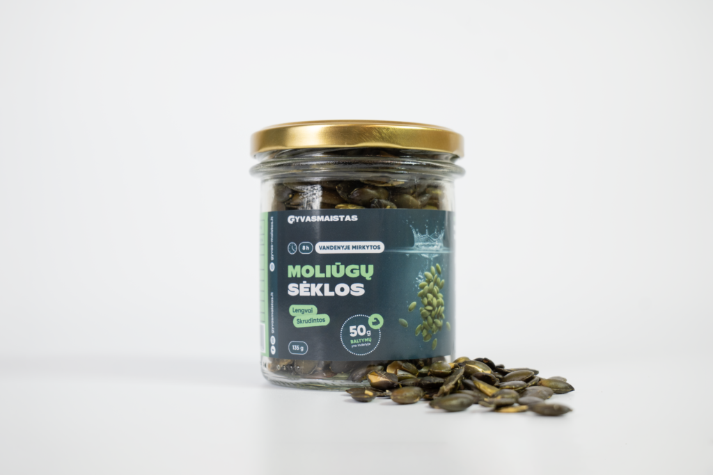 Moliūgų sėklos indelyje